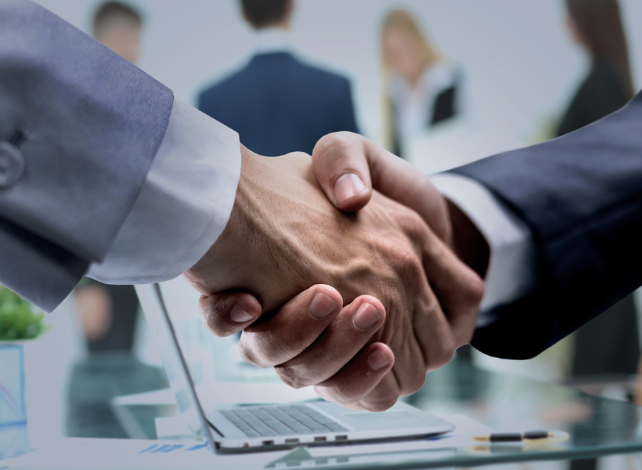 在上海，律師是否會根據(jù)案件結(jié)果（如勝訴或敗訴）來調(diào)整收費(fèi)？